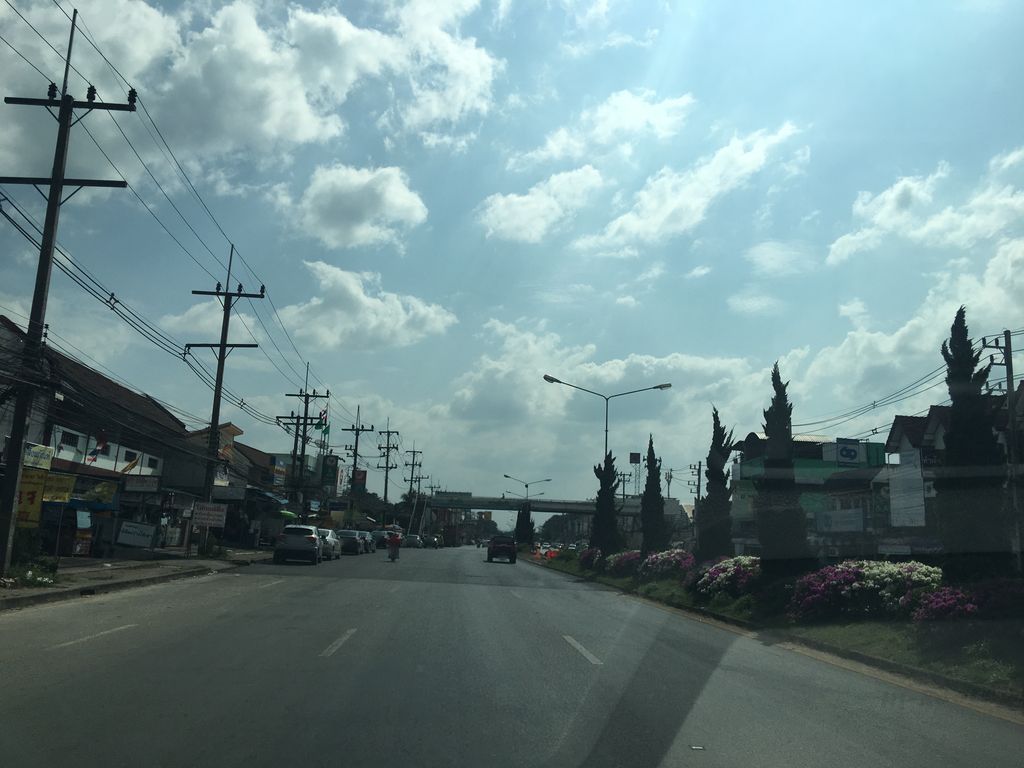 ภาพถนนตรงที่ ร้านขายเสื้อผ้ามีสุข ตั้งอยู่ ถ่ายโดย wapriz พ.ศ. 2561 (2018) · A street-level view of where ร้านขายเสื้อผ้ามีสุข · Ran Khaisueapha Misuk stands, by wapriz in 2561 (2018)