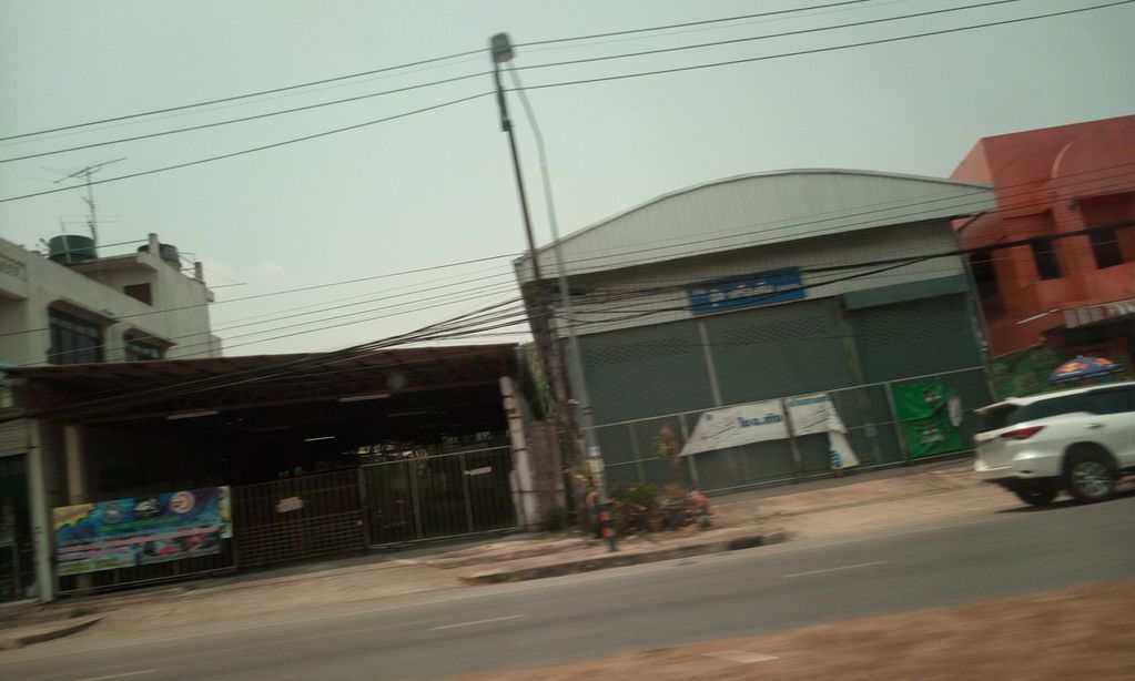 ภาพถนนตรงที่ ปั่นซ่าน้ำอัดลมโบราณ ชา กาแฟ ตั้งอยู่ ถ่ายโดย ozflor พ.ศ. 2562 (2019) · A street-level view of where ปั่นซ่าน้ำอัดลมโบราณ ชา กาแฟ · Pansa Nam Atlom Brona Cha Kafae stands, by ozflor in 2562 (2019)