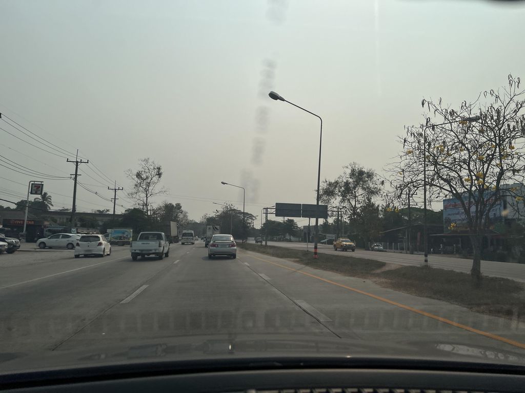 ภาพถนนตรงที่ เถียงนา พาเพลิน ตั้งอยู่ ถ่ายโดย lin_wang พ.ศ. 2567 (2024) · A street-level view of where เถียงนา พาเพลิน · Thiangna Phaphloen stands, by lin_wang in 2567 (2024)
