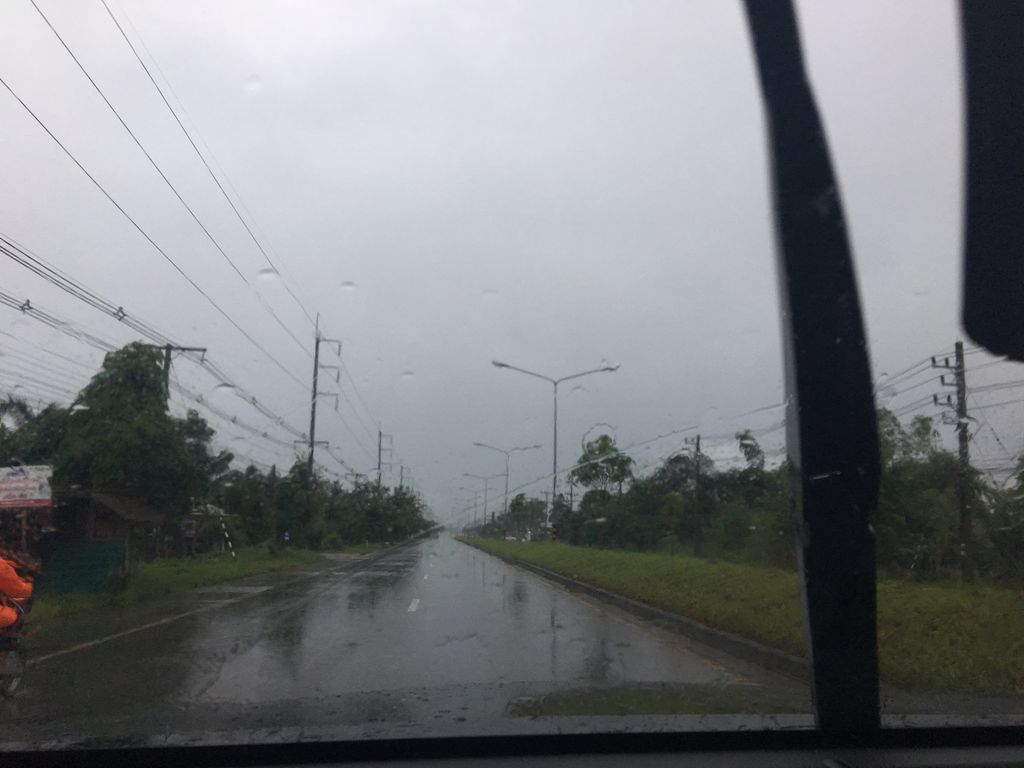 ภาพถนนตรงที่ ศูนย์นกเงือกบริการ ตั้งอยู่ ถ่ายโดย wapriz พ.ศ. 2561 (2018) · A street-level view of where ศูนย์นกเงือกบริการ · Nok Ngueak Brikan Centre stands, by wapriz in 2561 (2018)