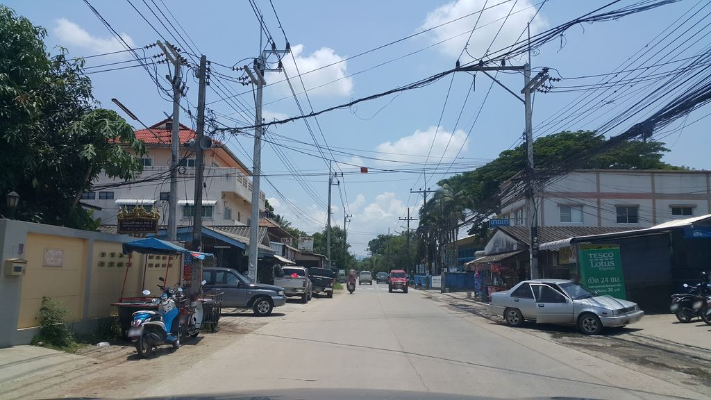 ภาพถนนตรงที่ มายเวย์ คอสเมติกส์ เชียงราย ตั้งอยู่ ถ่ายโดย jrcarlsen พ.ศ. 2560 (2017) · A street-level view of where มายเวย์ คอสเมติกส์ เชียงราย · Maiwe Cosmetics Chiang Rai stands, by jrcarlsen in 2560 (2017)