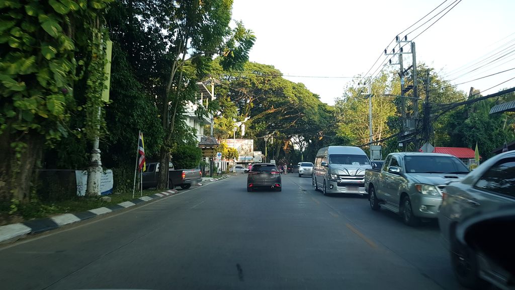 ภาพถนนตรงที่ เชียงรายรำลึก ทราเวล ตั้งอยู่ ถ่ายโดย igorzo พ.ศ. 2562 (2019) · A street-level view of where เชียงรายรำลึก ทราเวล · Chiang Rai Ramluek Travel stands, by igorzo in 2562 (2019)