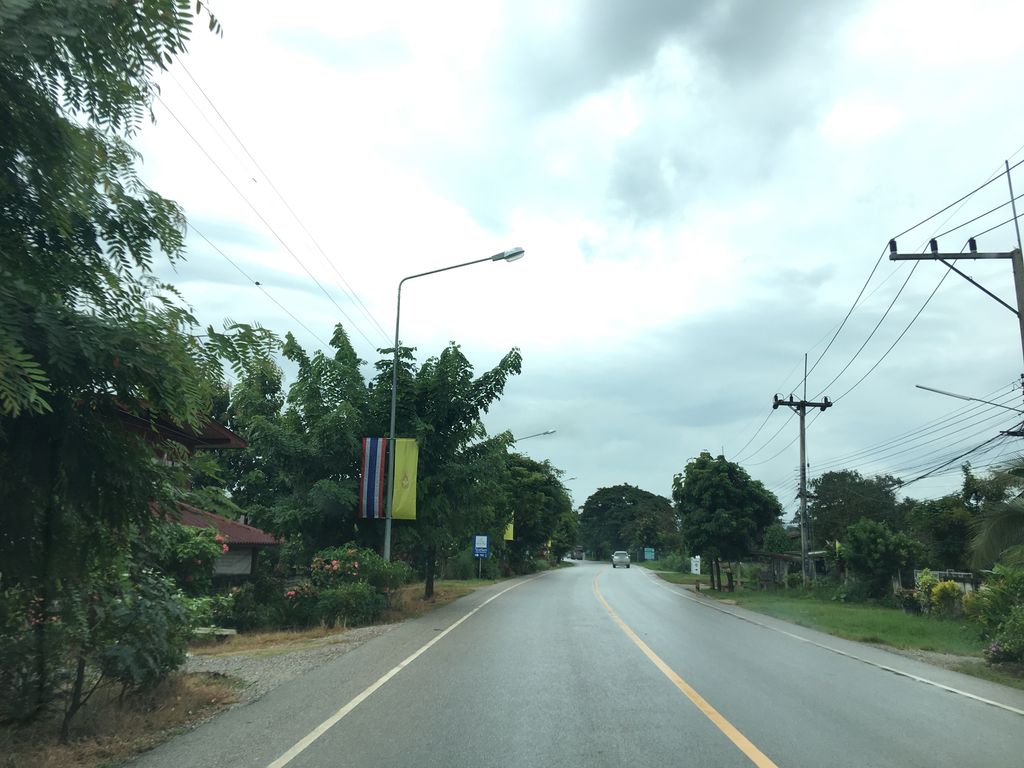ภาพถนนตรงที่ วัดศรีบังวัน ตั้งอยู่ ถ่ายโดย wapriz พ.ศ. 2561 (2018) · A street-level view of where วัดศรีบังวัน · Wat Si Bang Wan stands, by wapriz in 2561 (2018)