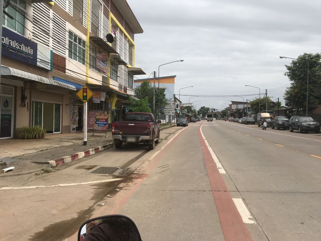 ภาพถนนตรงที่ ร้านตัดผมชาย อ้ายตัน บาร์เบอร์ เชียงราย ตั้งอยู่ ถ่ายโดย kiw พ.ศ. 2561 (2018) · A street-level view of where ร้านตัดผมชาย อ้ายตัน บาร์เบอร์ เชียงราย · Chai Aitan Barber Chiang Rai Barber stands, by kiw in 2561 (2018)