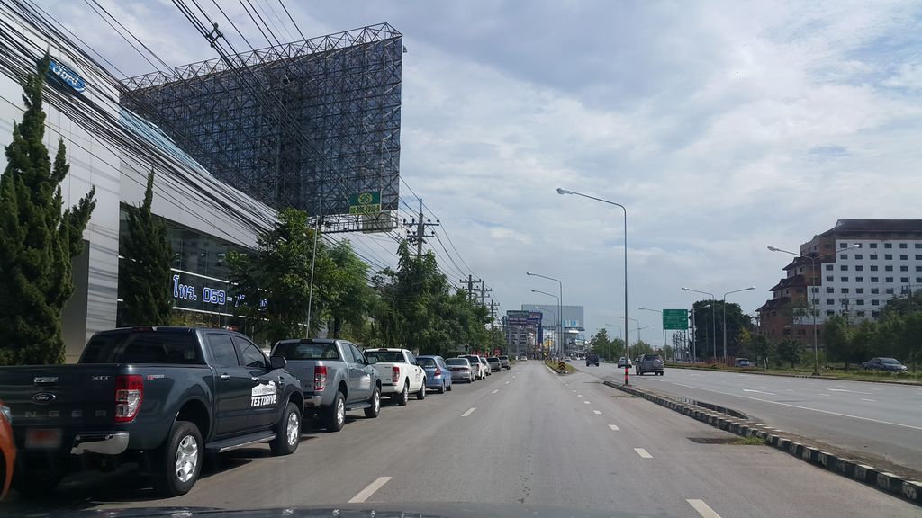ภาพถนนตรงที่ Ford Chiang Rai ตั้งอยู่ ถ่ายโดย jrcarlsen พ.ศ. 2560 (2017) · A street-level view of where Ford Chiang Rai stands, by jrcarlsen in 2560 (2017)