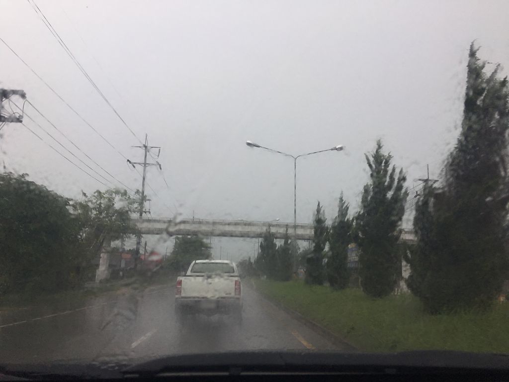 ภาพถนนตรงที่ พี.พี.รีสอร์ท ตั้งอยู่ ถ่ายโดย wapriz พ.ศ. 2561 (2018) · A street-level view of where พี.พี.รีสอร์ท · Phi.phi.Resort stands, by wapriz in 2561 (2018)