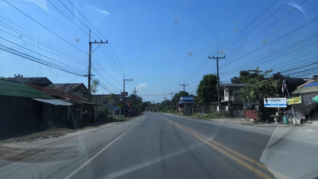 ภาพถนนตรงที่ ตลาดเวียงแก้ว ตั้งอยู่ ถ่ายโดย charlesano พ.ศ. 2561 (2018) · A street-level view of where ตลาดเวียงแก้ว · Wiang Kaeo Market stands, by charlesano in 2561 (2018)