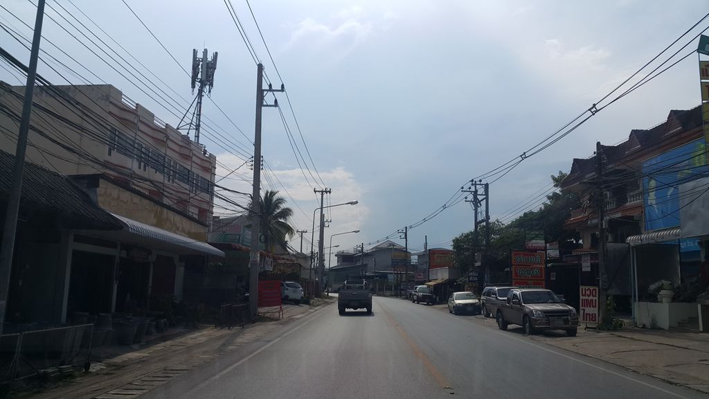 ภาพถนนตรงที่ KSD Mobile Chiangrai ตั้งอยู่ ถ่ายโดย jrcarlsen พ.ศ. 2560 (2017) · A street-level view of where KSD Mobile Chiangrai stands, by jrcarlsen in 2560 (2017)