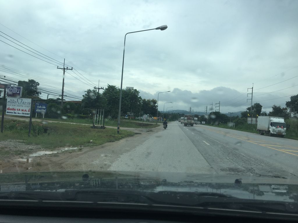 ภาพถนนตรงที่ Dev.Escape -แม่สรวย ตั้งอยู่ ถ่ายโดย wapriz พ.ศ. 2561 (2018) · A street-level view of where Dev.Escape -แม่สรวย stands, by wapriz in 2561 (2018)