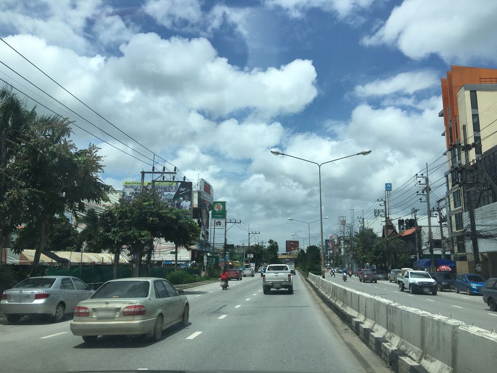 ภาพถนนตรงที่ แม็กซ์ลีดเดอร์ เชียงราย ตั้งอยู่ ถ่ายโดย wapriz พ.ศ. 2561 (2018) · A street-level view of where แม็กซ์ลีดเดอร์ เชียงราย · Maek Litdoe Chiang Rai stands, by wapriz in 2561 (2018)