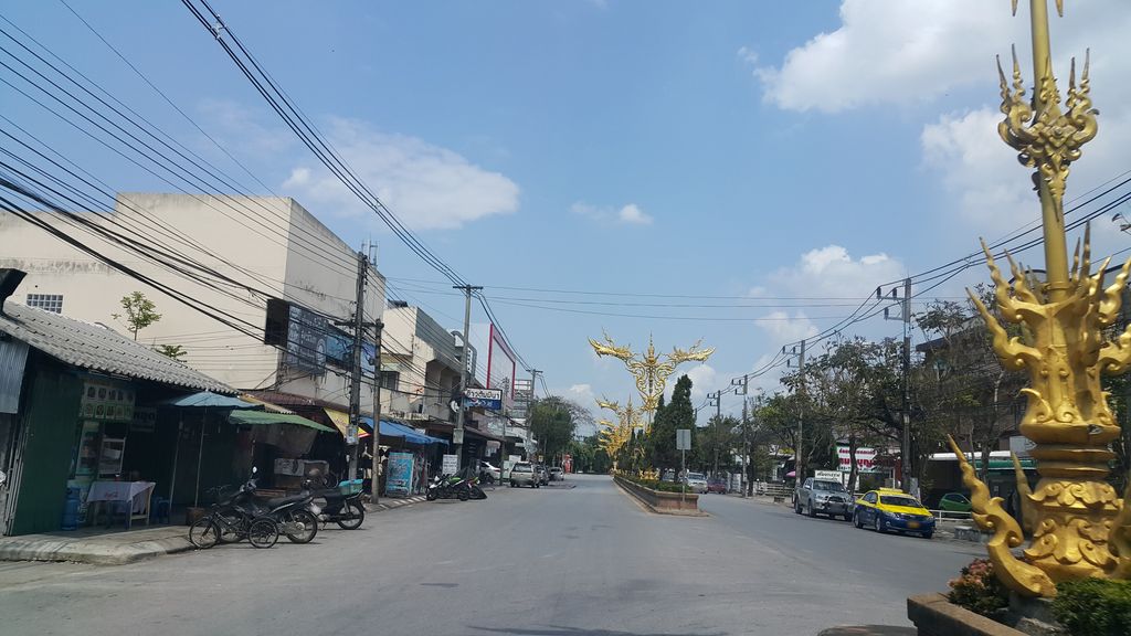 ภาพถนนตรงที่ สำนักงานยาสูบเชียงราย ตั้งอยู่ ถ่ายโดย jrcarlsen พ.ศ. 2560 (2017) · A street-level view of where สำนักงานยาสูบเชียงราย · Samnakngan Yasup Chiang Rai stands, by jrcarlsen in 2560 (2017)
