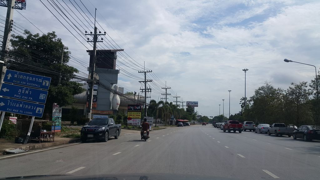 ภาพถนนตรงที่ ชัยชนะ มอเตอร์ ตั้งอยู่ ถ่ายโดย jrcarlsen พ.ศ. 2560 (2017) · A street-level view of where ชัยชนะ มอเตอร์ · Chai Chana Motor stands, by jrcarlsen in 2560 (2017)