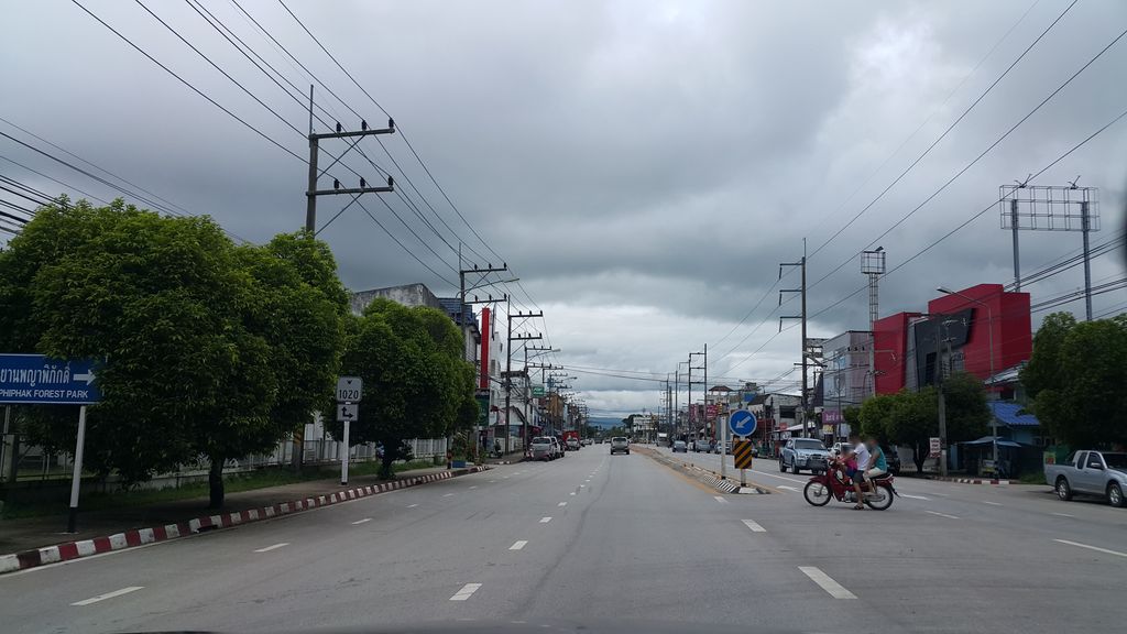 ภาพถนนตรงที่ Le Paradis Cafe ตั้งอยู่ ถ่ายโดย jrcarlsen พ.ศ. 2559 (2016) · A street-level view of where Le Paradis Cafe stands, by jrcarlsen in 2559 (2016)