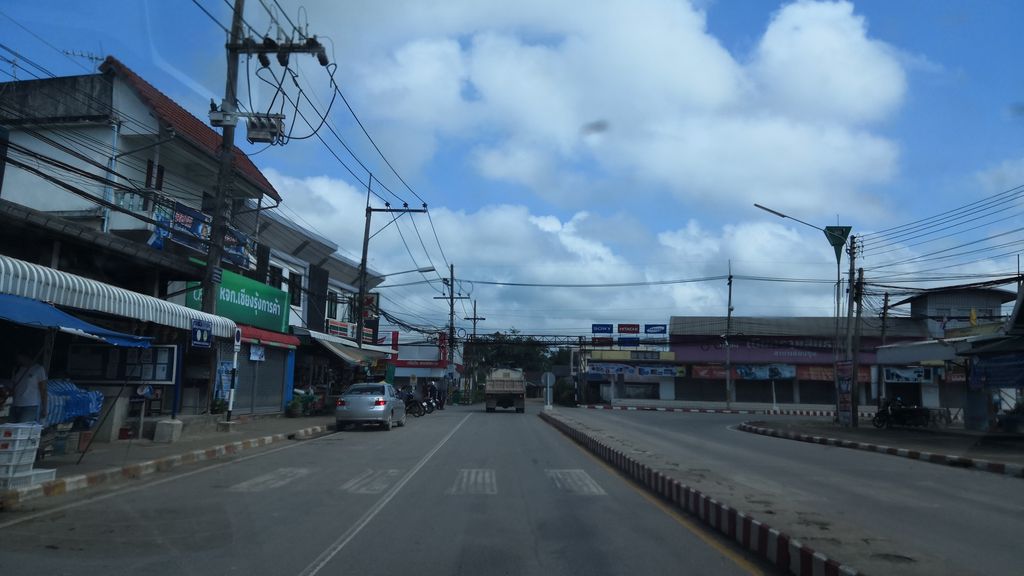 ภาพถนนตรงที่ ตลาดสด เวียงเชียงรุ้ง ตั้งอยู่ ถ่ายโดย charlesano พ.ศ. 2561 (2018) · A street-level view of where ตลาดสด เวียงเชียงรุ้ง · Wiang Chiang Rung Fresh market stands, by charlesano in 2561 (2018)