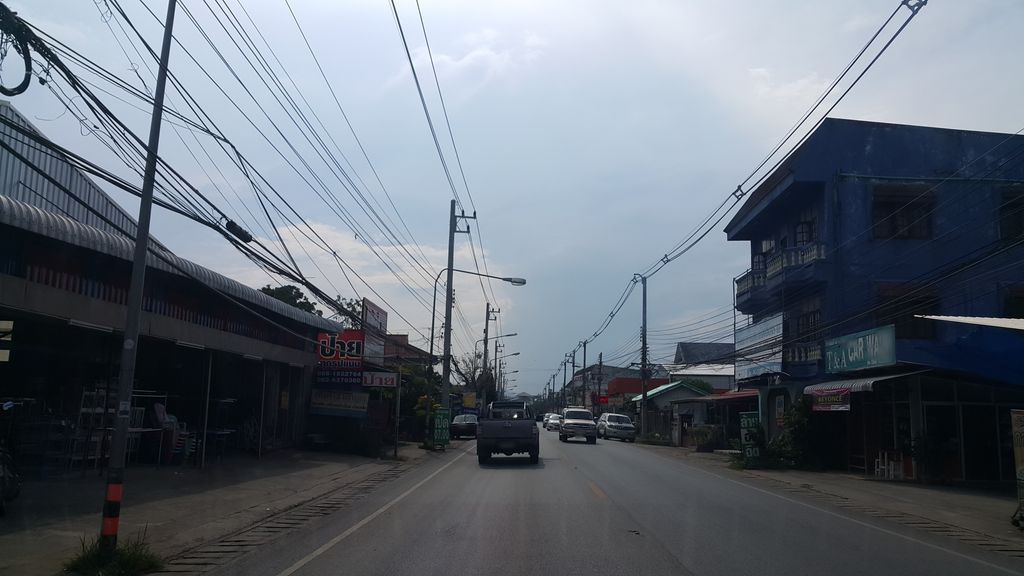 ภาพถนนตรงที่ เฮือนนกยูง บุฟเฟต์ขนมจีน ตั้งอยู่ ถ่ายโดย jrcarlsen พ.ศ. 2560 (2017) · A street-level view of where เฮือนนกยูง บุฟเฟต์ขนมจีน · Hueannokyung Buffet Khanomchin stands, by jrcarlsen in 2560 (2017)