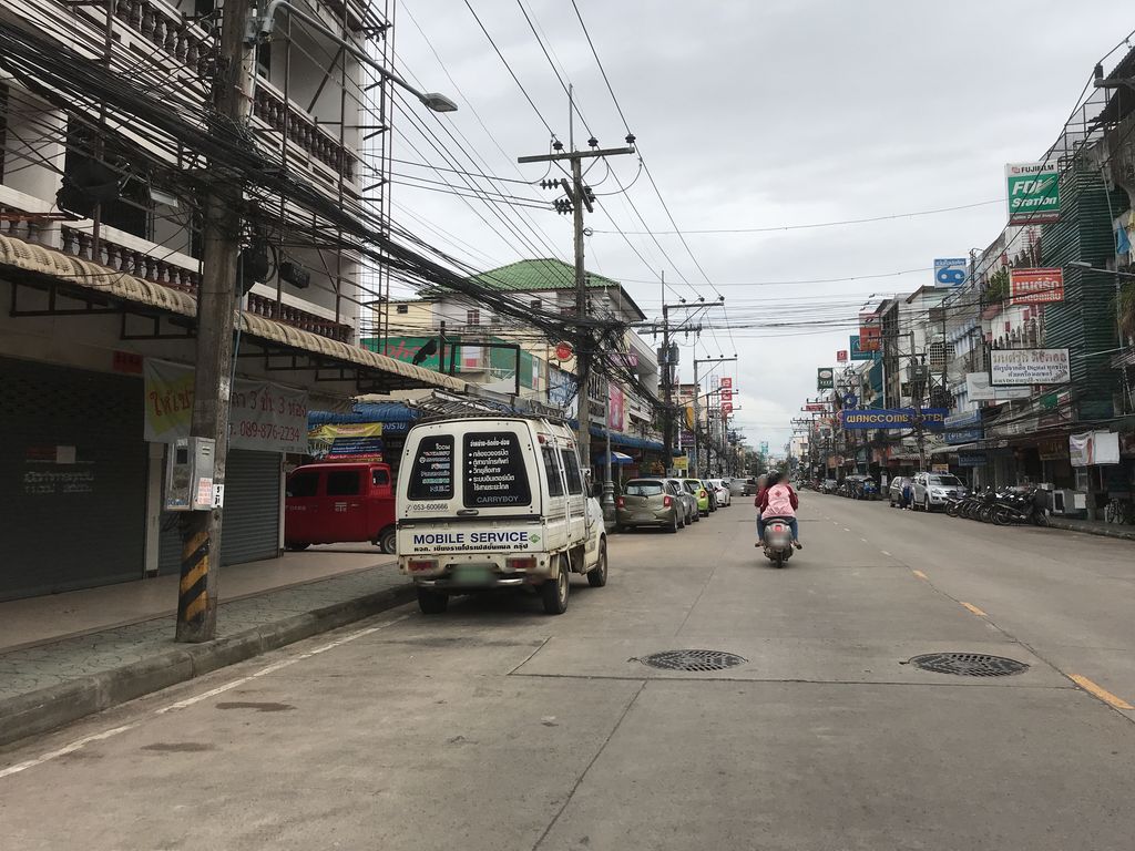 ภาพถนนตรงที่ Lao Khan Wine Bar & Eatery ตั้งอยู่ ถ่ายโดย kiw พ.ศ. 2561 (2018) · A street-level view of where Lao Khan Wine Bar & Eatery stands, by kiw in 2561 (2018)