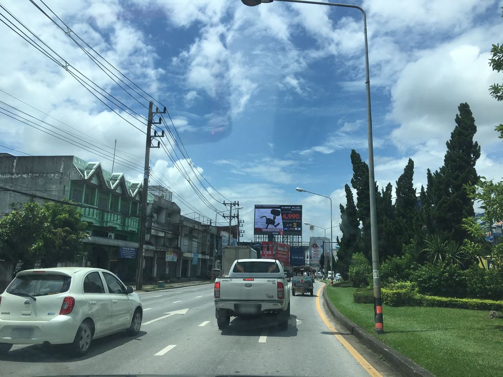 ภาพถนนตรงที่ แปลเอกสารเชียงราย ตั้งอยู่ ถ่ายโดย wapriz พ.ศ. 2561 (2018) · A street-level view of where แปลเอกสารเชียงราย · Plaeeksan Chiang Rai stands, by wapriz in 2561 (2018)