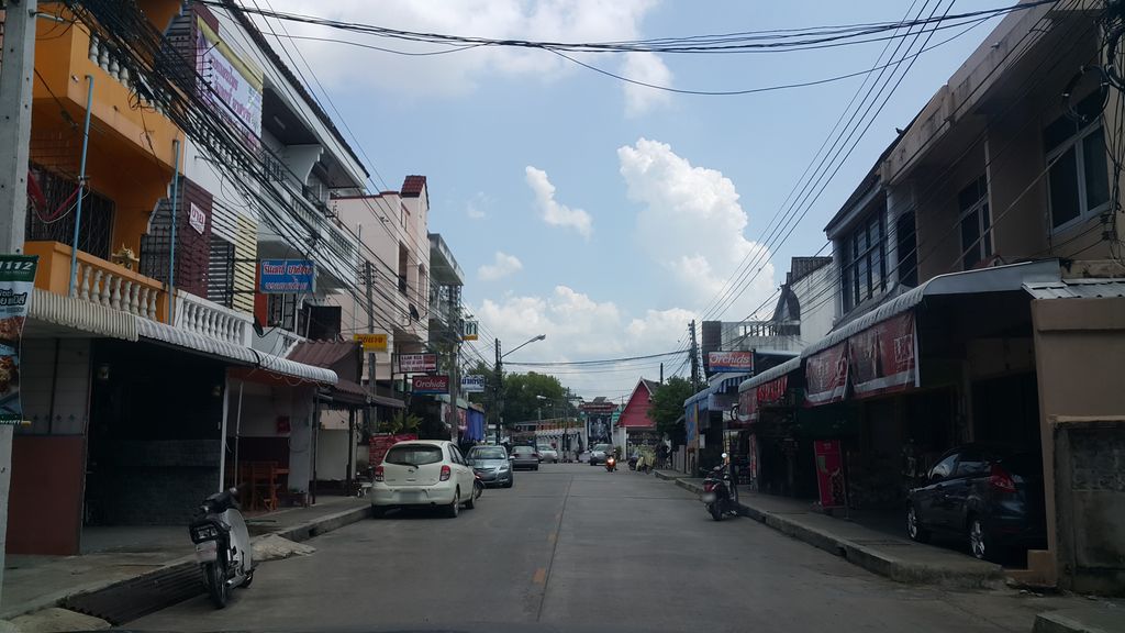 ภาพถนนตรงที่ ร้านม่อมทับทิมทอง ตั้งอยู่ ถ่ายโดย jrcarlsen พ.ศ. 2560 (2017) · A street-level view of where ร้านม่อมทับทิมทอง · Ran Mom Thapthimthong stands, by jrcarlsen in 2560 (2017)