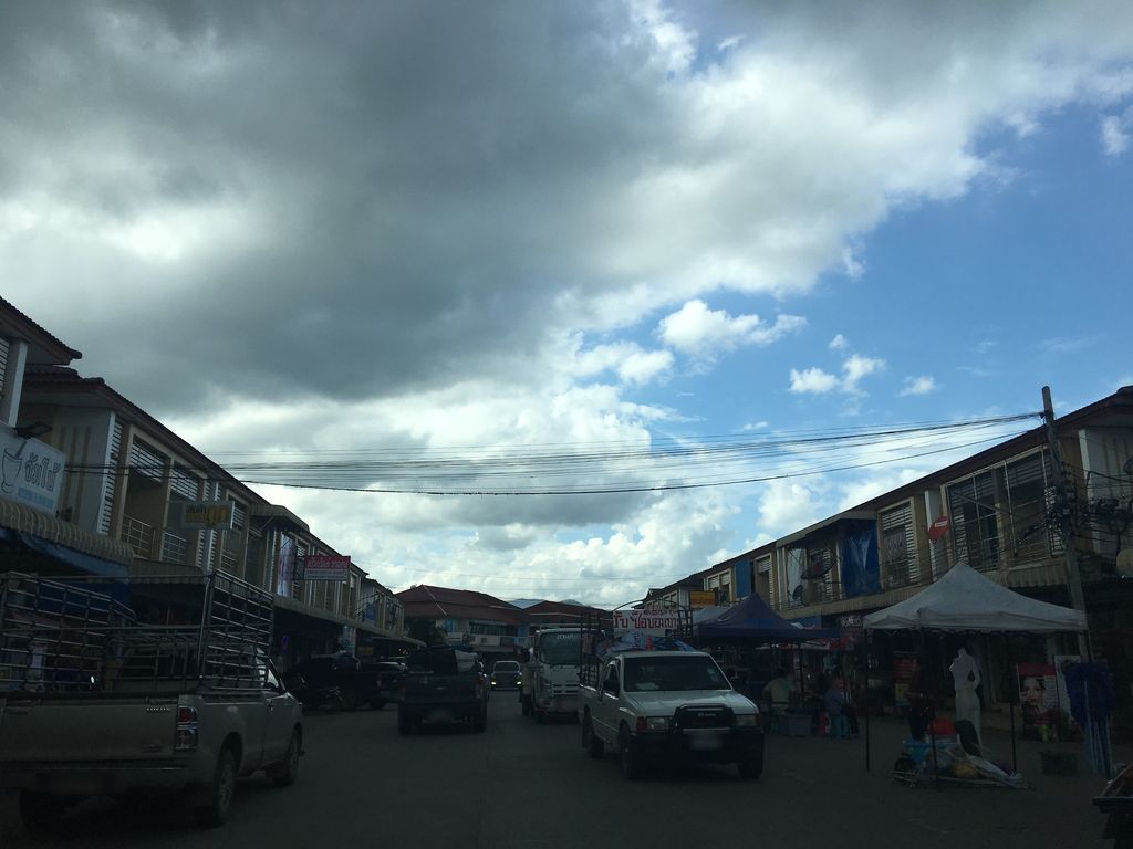 ภาพถนนตรงที่ บุญมาข้าวมันไก่ ตั้งอยู่ ถ่ายโดย wapriz พ.ศ. 2561 (2018) · A street-level view of where บุญมาข้าวมันไก่ · Bun Ma Khao Man Kai stands, by wapriz in 2561 (2018)