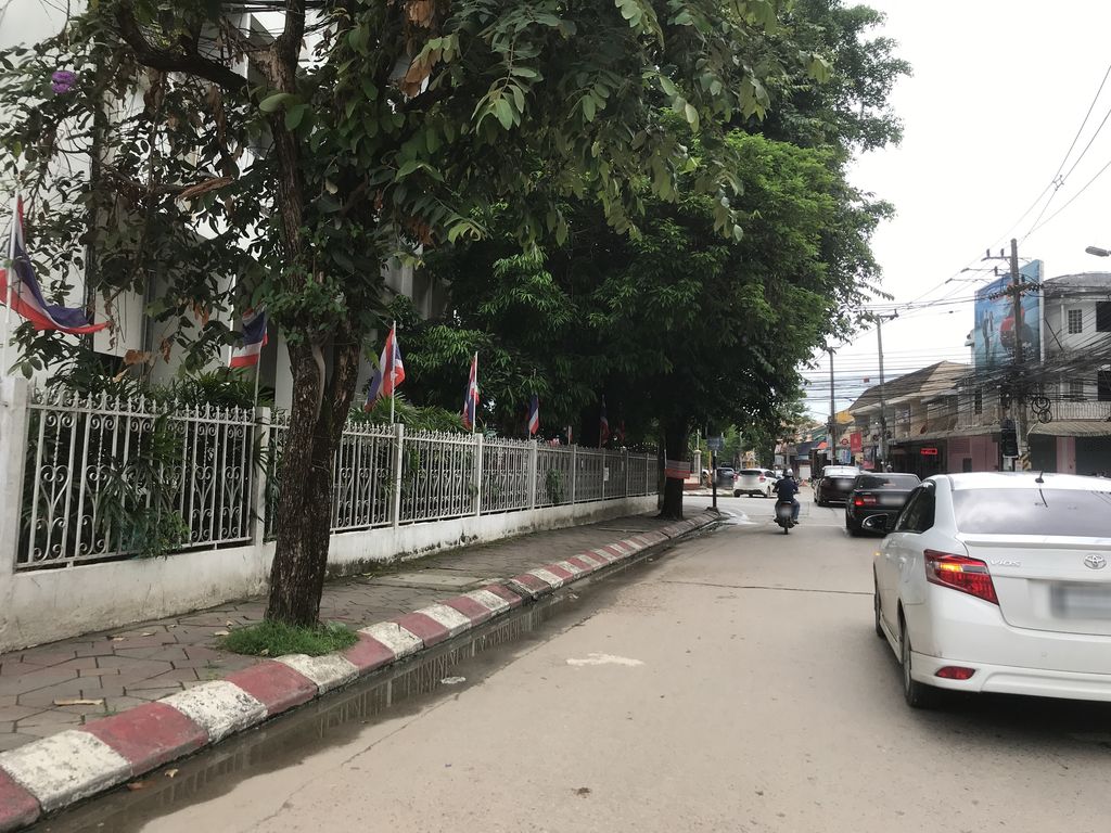 ภาพถนนตรงที่ ร้่านค้าสวัสดิการ รพ.เชียงราย ตั้งอยู่ ถ่ายโดย kiw พ.ศ. 2561 (2018) · A street-level view of where ร้่านค้าสวัสดิการ รพ.เชียงราย · Ran Kha Sawatdikan Rop.Chiang Rai stands, by kiw in 2561 (2018)