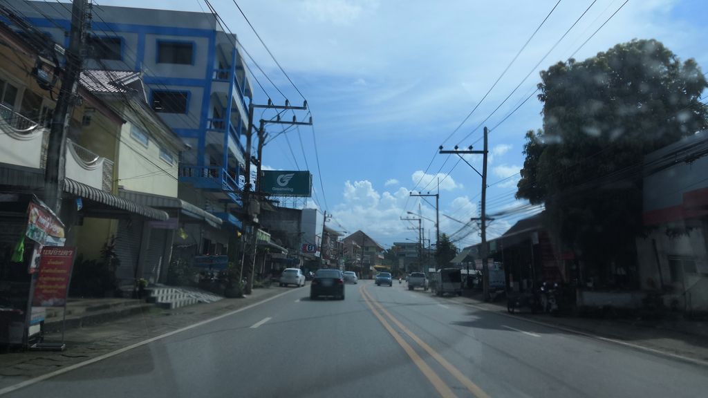 ภาพถนนตรงที่ นกนท์โอสถแม่ขะจาน ตั้งอยู่ ถ่ายโดย charlesano พ.ศ. 2561 (2018) · A street-level view of where นกนท์โอสถแม่ขะจาน · Nakon Ottha Mae Kha Chan stands, by charlesano in 2561 (2018)