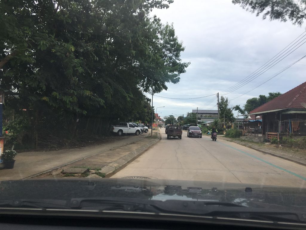 ภาพถนนตรงที่ โหน่งกลอนประตู ตั้งอยู่ ถ่ายโดย wapriz พ.ศ. 2561 (2018) · A street-level view of where โหน่งกลอนประตู · Nong Kalonpratu stands, by wapriz in 2561 (2018)