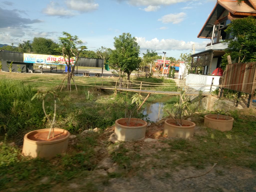 ภาพถนนตรงที่ ต้อมคาร์แคร์ ตั้งอยู่ ถ่ายโดย chananthida พ.ศ. 2561 (2018) · A street-level view of where ต้อมคาร์แคร์ · Tomkha stands, by chananthida in 2561 (2018)