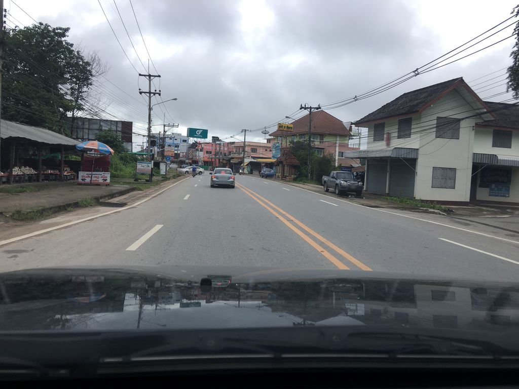 ภาพถนนตรงที่ แม่ขะจานมอเตอร์ ตั้งอยู่ ถ่ายโดย wapriz พ.ศ. 2561 (2018) · A street-level view of where แม่ขะจานมอเตอร์ · Mae Kha Chan Motor stands, by wapriz in 2561 (2018)