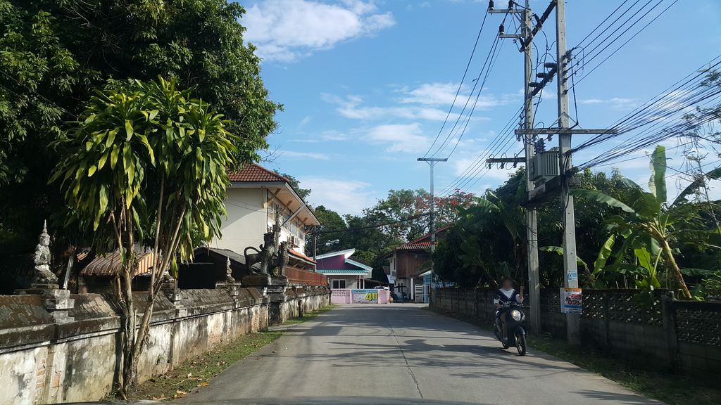 ภาพถนนตรงที่ Na Nar Cafe ตั้งอยู่ ถ่ายโดย jrcarlsen พ.ศ. 2560 (2017) · A street-level view of where Na Nar Cafe stands, by jrcarlsen in 2560 (2017)