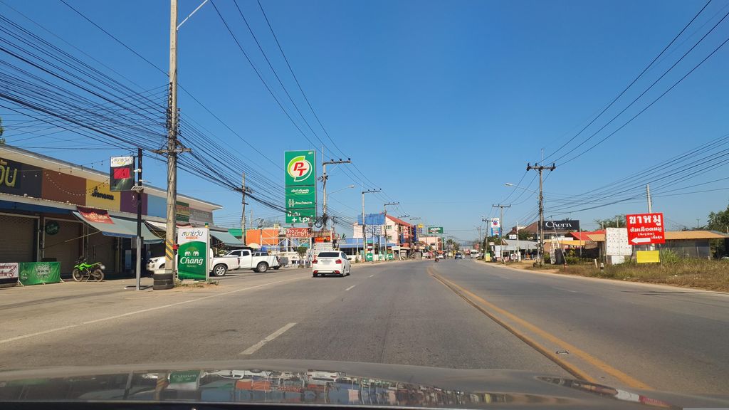 ภาพถนนตรงที่ วัดแม่เจย์ดี ตั้งอยู่ ถ่ายโดย jrcarlsen พ.ศ. 2566 (2023) · A street-level view of where วัดแม่เจย์ดี · Wat Mae Chedi stands, by jrcarlsen in 2566 (2023)