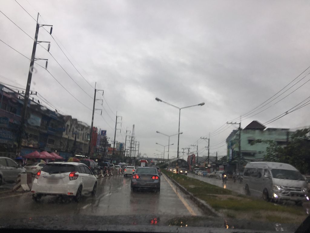 ภาพถนนตรงที่ ยกนิ้ว กาแฟโบราณ ตั้งอยู่ ถ่ายโดย wapriz พ.ศ. 2561 (2018) · A street-level view of where ยกนิ้ว กาแฟโบราณ · Yoknio Kafaebrona stands, by wapriz in 2561 (2018)