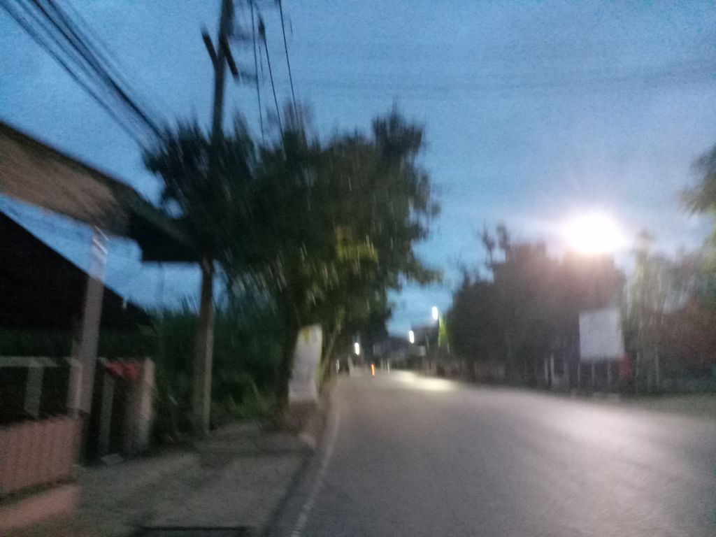 ภาพถนนตรงที่ ต่อผมเชียงรายร้านดาวบิวตี้ ตั้งอยู่ ถ่ายโดย jang พ.ศ. 2561 (2018) · A street-level view of where ต่อผมเชียงรายร้านดาวบิวตี้ · Topma Chiang Rai Ran Daobioti stands, by jang in 2561 (2018)