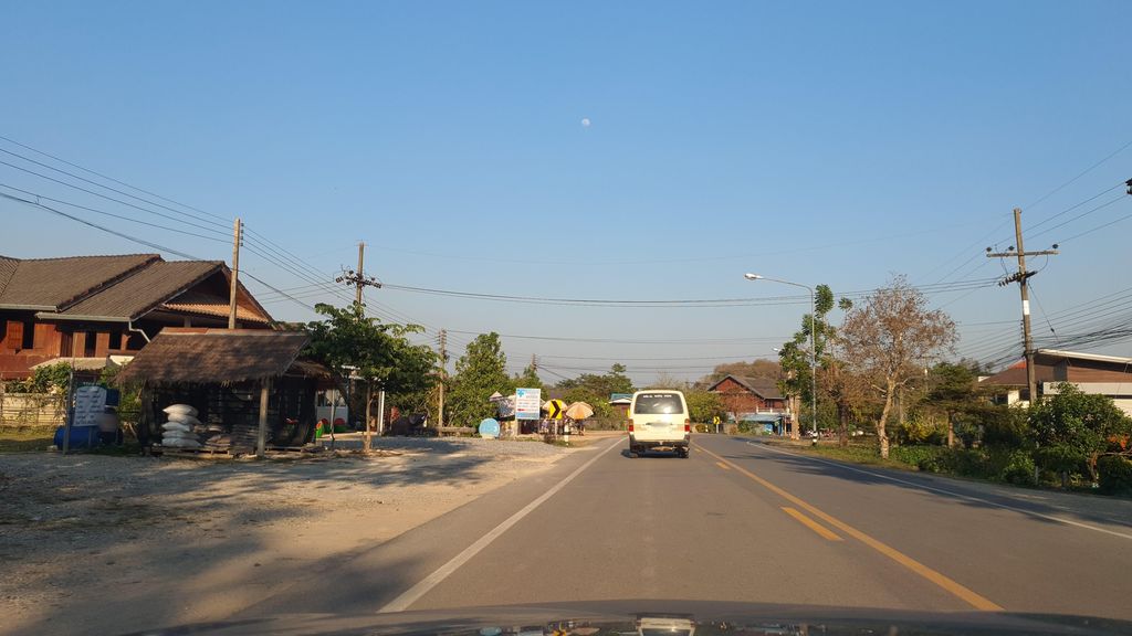 ภาพถนนตรงที่ ก๋วยเตี๋ยวน้ำเงี้ยวป้าลัย ตั้งอยู่ ถ่ายโดย jrcarlsen พ.ศ. 2565 (2022) · A street-level view of where ก๋วยเตี๋ยวน้ำเงี้ยวป้าลัย · Kuaitiao Nam Ngiao Pa Lai stands, by jrcarlsen in 2565 (2022)