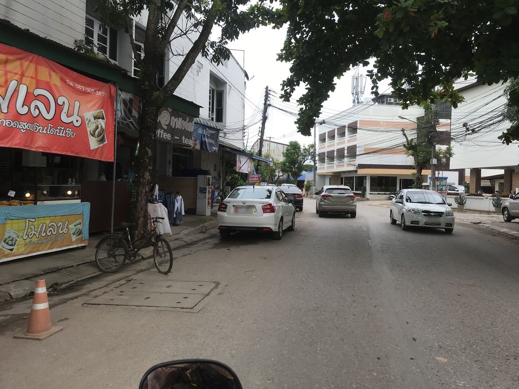 ภาพถนนตรงที่ Kim Bubble Tea ตั้งอยู่ ถ่ายโดย kiw พ.ศ. 2561 (2018) · A street-level view of where Kim Bubble Tea stands, by kiw in 2561 (2018)
