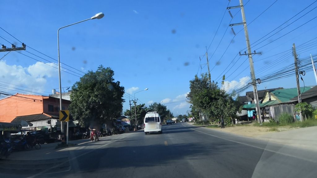 ภาพถนนตรงที่ ร้านแม่ต๋ำโมบายช็อป ตั้งอยู่ ถ่ายโดย charlesano พ.ศ. 2561 (2018) · A street-level view of where ร้านแม่ต๋ำโมบายช็อป · Ran Mae Tam Mobile Shop stands, by charlesano in 2561 (2018)