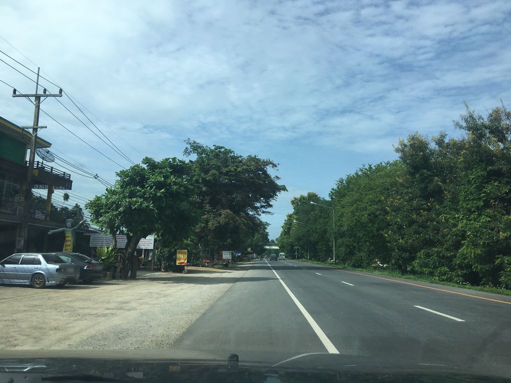 ภาพถนนตรงที่ ร้านขนมจีบโกนงค์ ตั้งอยู่ ถ่ายโดย wapriz พ.ศ. 2561 (2018) · A street-level view of where ร้านขนมจีบโกนงค์ · Ran Khanomchip Ko Nong stands, by wapriz in 2561 (2018)