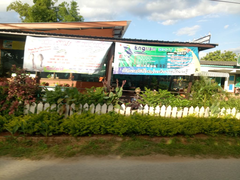 ภาพถนนตรงที่ ห้องสมุดประชาชนเวียงปาเป้า ตั้งอยู่ ถ่ายโดย chananthida พ.ศ. 2561 (2018) · A street-level view of where ห้องสมุดประชาชนเวียงปาเป้า · Pracha Chon Wiang Pa Pao Library stands, by chananthida in 2561 (2018)