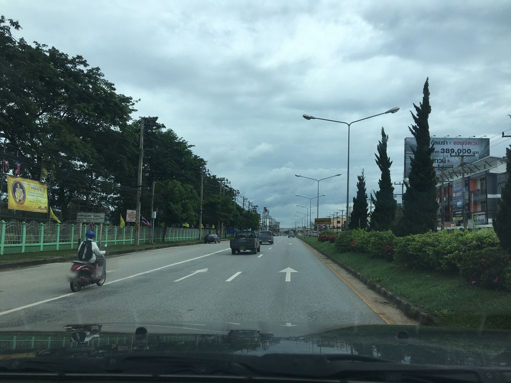 ภาพถนนตรงที่ VW Clinic เชียงราย ตั้งอยู่ ถ่ายโดย wapriz พ.ศ. 2561 (2018) · A street-level view of where VW Clinic เชียงราย stands, by wapriz in 2561 (2018)