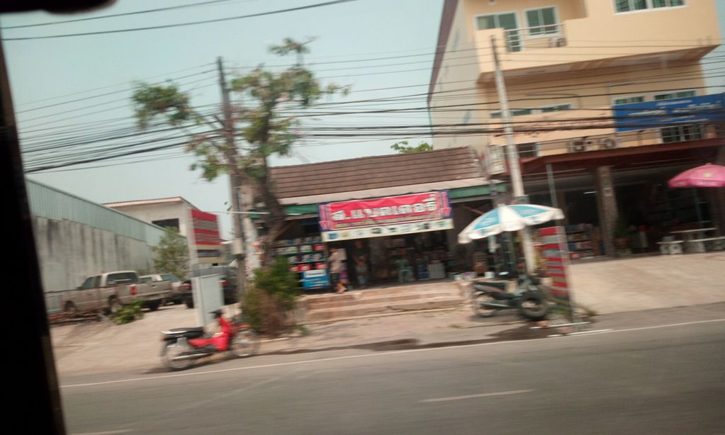 ภาพถนนตรงที่ Casanova Club ตั้งอยู่ ถ่ายโดย ozflor พ.ศ. 2562 (2019) · A street-level view of where Casanova Club stands, by ozflor in 2562 (2019)