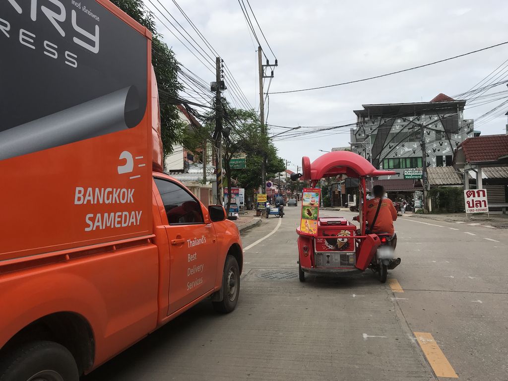 ภาพถนนตรงที่ Pirelli Chiangrai ตั้งอยู่ ถ่ายโดย kiw พ.ศ. 2561 (2018) · A street-level view of where Pirelli Chiangrai stands, by kiw in 2561 (2018)