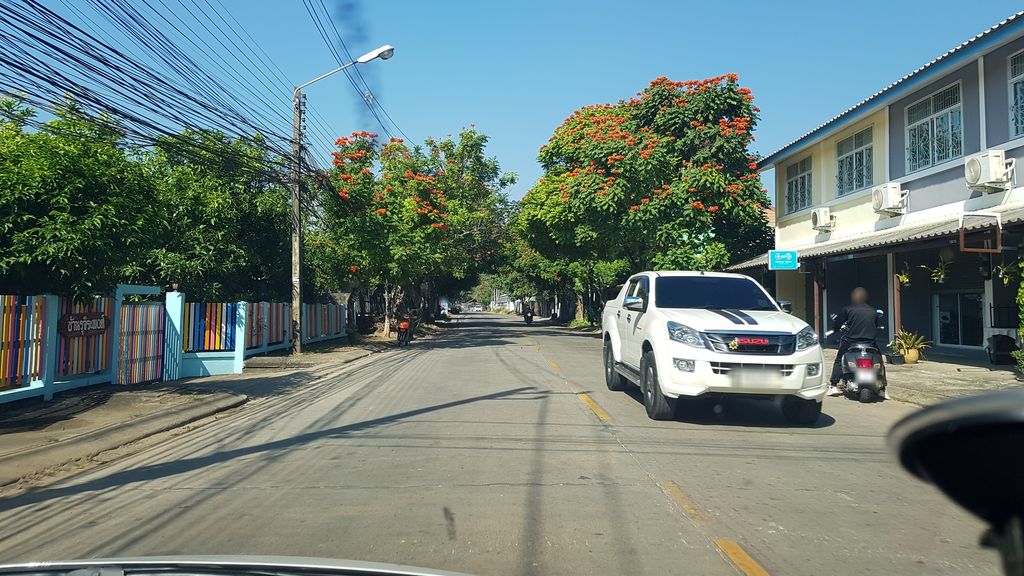 ภาพถนนตรงที่ Nat Tattoo Studio ChiangRai ตั้งอยู่ ถ่ายโดย igorzo พ.ศ. 2562 (2019) · A street-level view of where Nat Tattoo Studio ChiangRai stands, by igorzo in 2562 (2019)