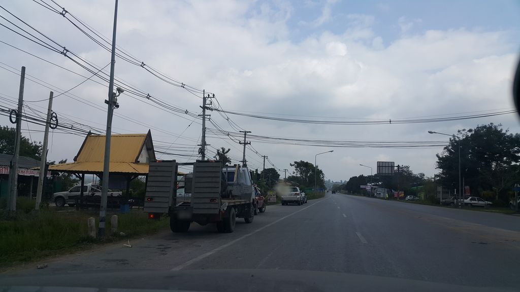 ภาพถนนตรงที่ สามแยกหมูกะทะ ตั้งอยู่ ถ่ายโดย jrcarlsen พ.ศ. 2560 (2017) · A street-level view of where สามแยกหมูกะทะ · Samyaek Mukatha stands, by jrcarlsen in 2560 (2017)