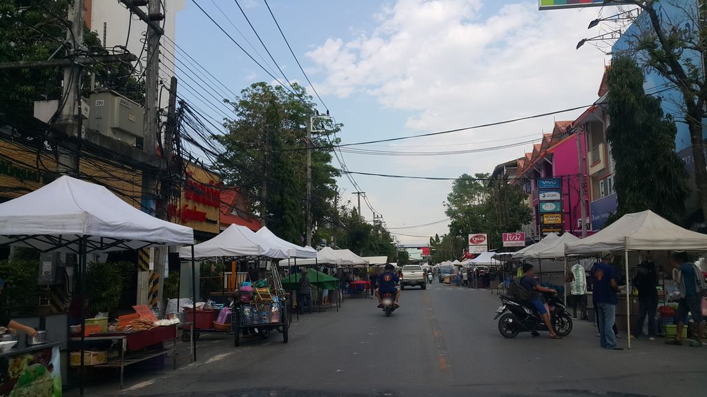 ภาพถนนตรงที่ สมาคมพัฒนาประชากรและชุมชน ตั้งอยู่ ถ่ายโดย jrcarlsen พ.ศ. 2560 (2017) · A street-level view of where สมาคมพัฒนาประชากรและชุมชน · Samakma Phatthana Pracha Kon Lae Chumchon stands, by jrcarlsen in 2560 (2017)