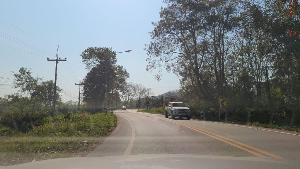 ภาพถนนตรงที่ Taan Forest Chiangrai ตั้งอยู่ ถ่ายโดย jrcarlsen พ.ศ. 2565 (2022) · A street-level view of where Taan Forest Chiangrai stands, by jrcarlsen in 2565 (2022)