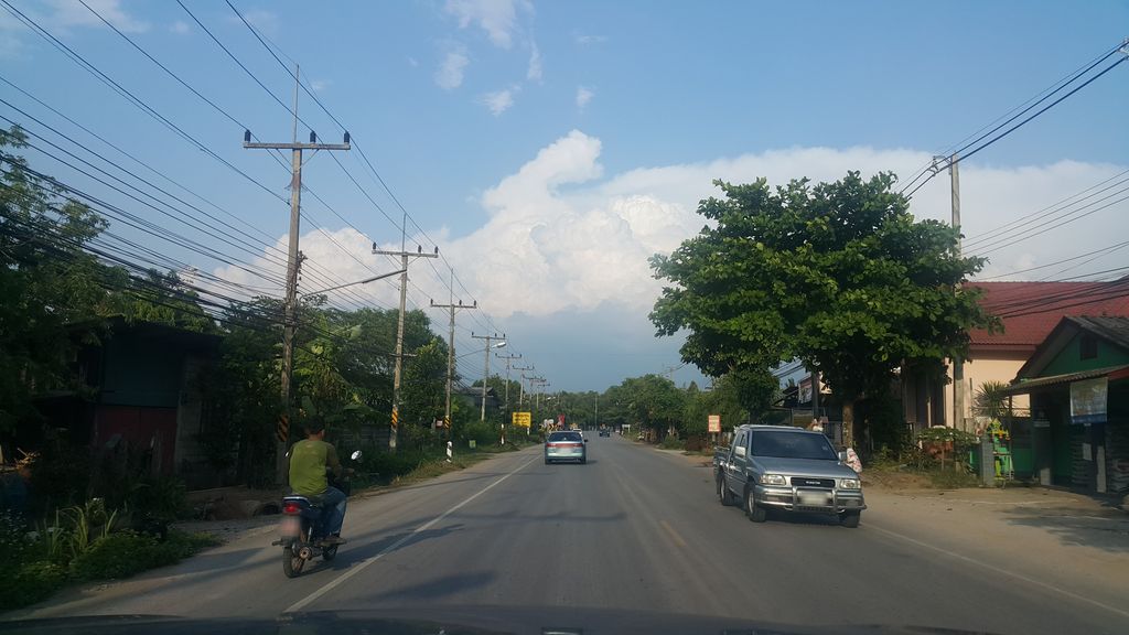 ภาพถนนตรงที่ รักเกษตร เวียงชัย ตั้งอยู่ ถ่ายโดย jrcarlsen พ.ศ. 2560 (2017) · A street-level view of where รักเกษตร เวียงชัย · Rakketta Wiang Chai stands, by jrcarlsen in 2560 (2017)