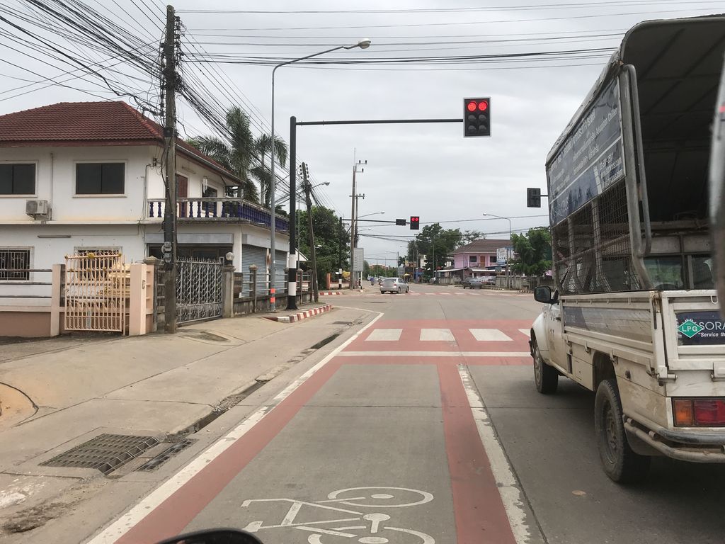 ภาพถนนตรงที่ สำนักงานบัญชี สุริ การบัญชี ตั้งอยู่ ถ่ายโดย kiw พ.ศ. 2561 (2018) · A street-level view of where สำนักงานบัญชี สุริ การบัญชี · Samnakngan Banchi Suri Kanbanchi stands, by kiw in 2561 (2018)