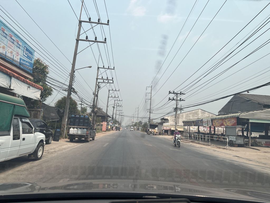ภาพถนนตรงที่ ร้าน อนันต์โอสถ ตั้งอยู่ ถ่ายโดย lin_wang พ.ศ. 2567 (2024) · A street-level view of where ร้าน อนันต์โอสถ · Ran Ananottha stands, by lin_wang in 2567 (2024)