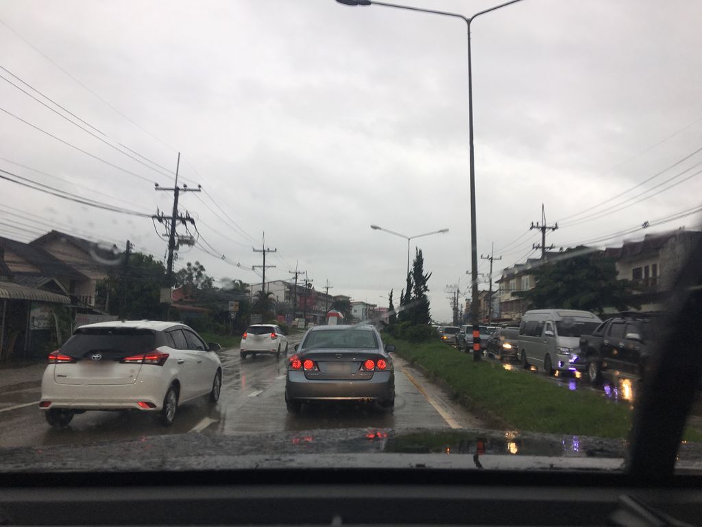 ภาพถนนตรงที่ ครัว 999 เส้นตามสั่ง ตั้งอยู่ ถ่ายโดย wapriz พ.ศ. 2561 (2018) · A street-level view of where ครัว 999 เส้นตามสั่ง · Khrua 999 Sentamsang stands, by wapriz in 2561 (2018)