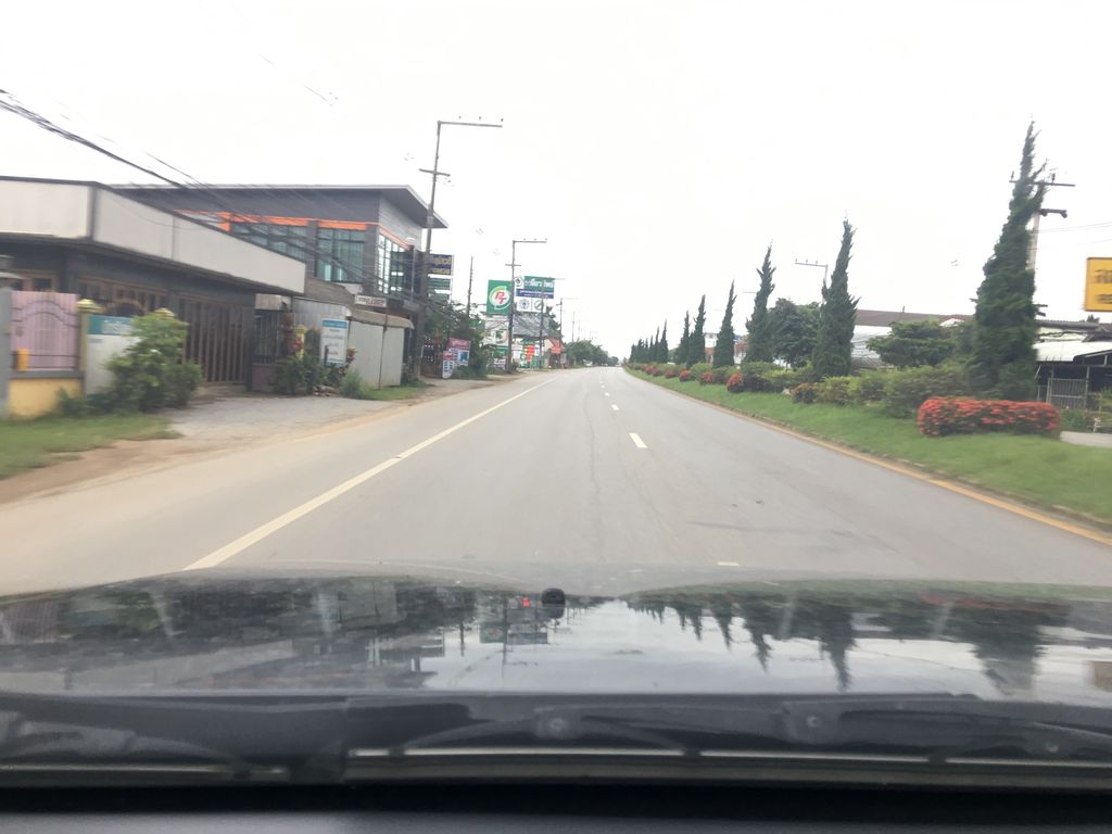 ภาพถนนตรงที่ ป้อมตำรวจนางแล ตั้งอยู่ ถ่ายโดย wapriz พ.ศ. 2561 (2018) · A street-level view of where ป้อมตำรวจนางแล · Pom Tamruat Nanglae stands, by wapriz in 2561 (2018)