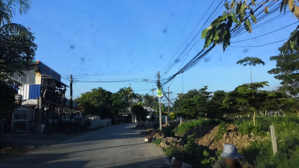 ภาพถนนตรงที่ ร้านเอ็นพี งานช่าง ตั้งอยู่ ถ่ายโดย charlesano พ.ศ. 2561 (2018) · A street-level view of where ร้านเอ็นพี งานช่าง · Ran Enphi Nganchang stands, by charlesano in 2561 (2018)